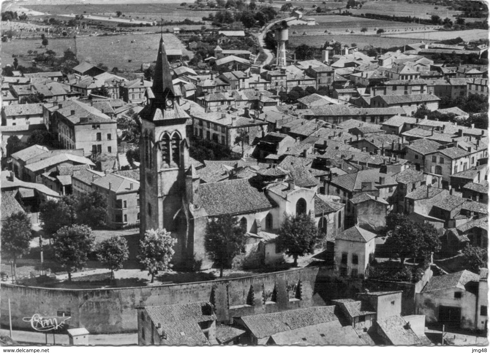 MARINGUES - 'Eglise Et Les Remparts - Maringues