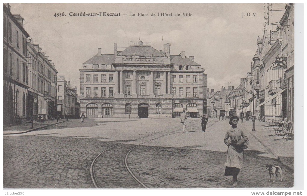 CPA Condé-sur-l'Escaut - La Place De L'Hôtel-de-Ville (avec Animation) - Conde Sur Escaut