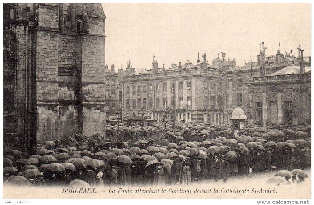 33 BORDEAUX FUNERAILLES DU CARDINAL LECOT ANIMEE LA FOULE ATTENDANT LE CARDINAL DEVANT LA CATHEDRALE ST ANDRE - Vincey