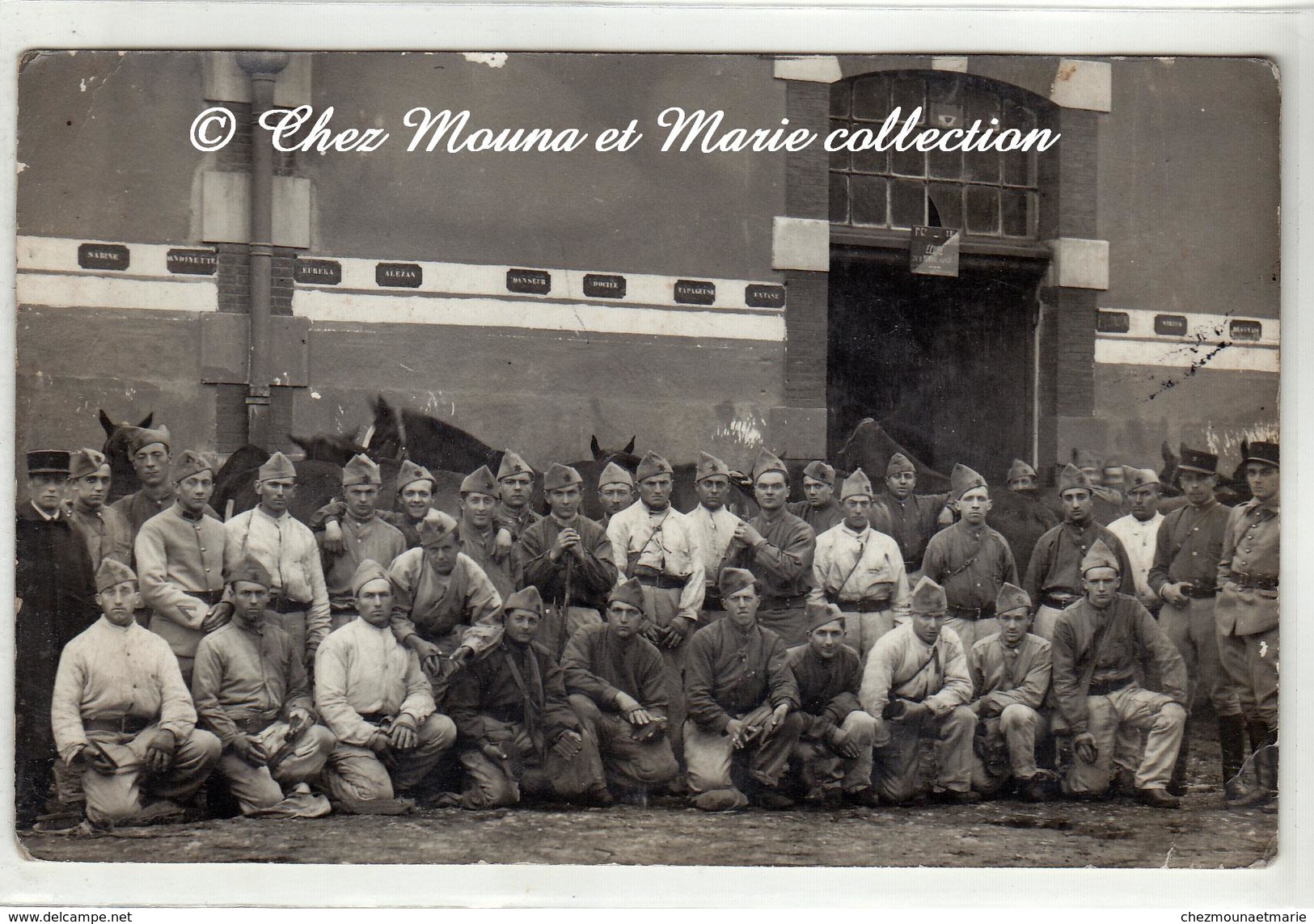 2 EME REGIMENT - ECURIE DE MONVAL - PLAQUES AVEC LE NOM DES CHEVAUX - CARTE PHOTO MILITAIRE - Regimente