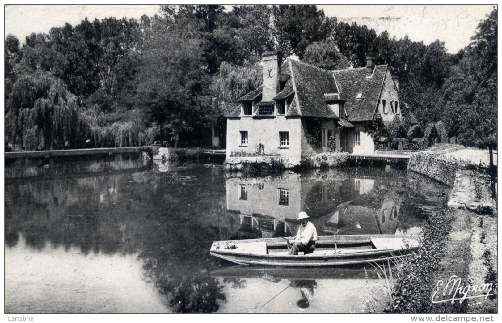 28 JOUY Cpsm L´Eure Au Moulin De La Roche  Animée ,pêcheur - Jouy