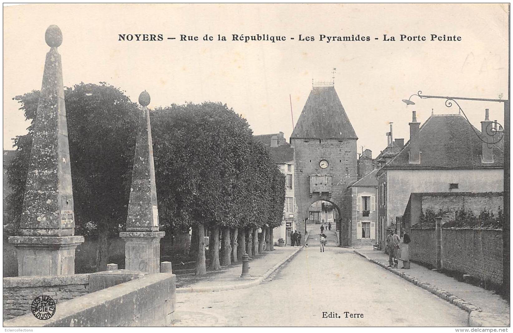 Noyers Sur Serein   89     Rue De La République . Les Pyramides   (voir Scan) - Noyers Sur Serein