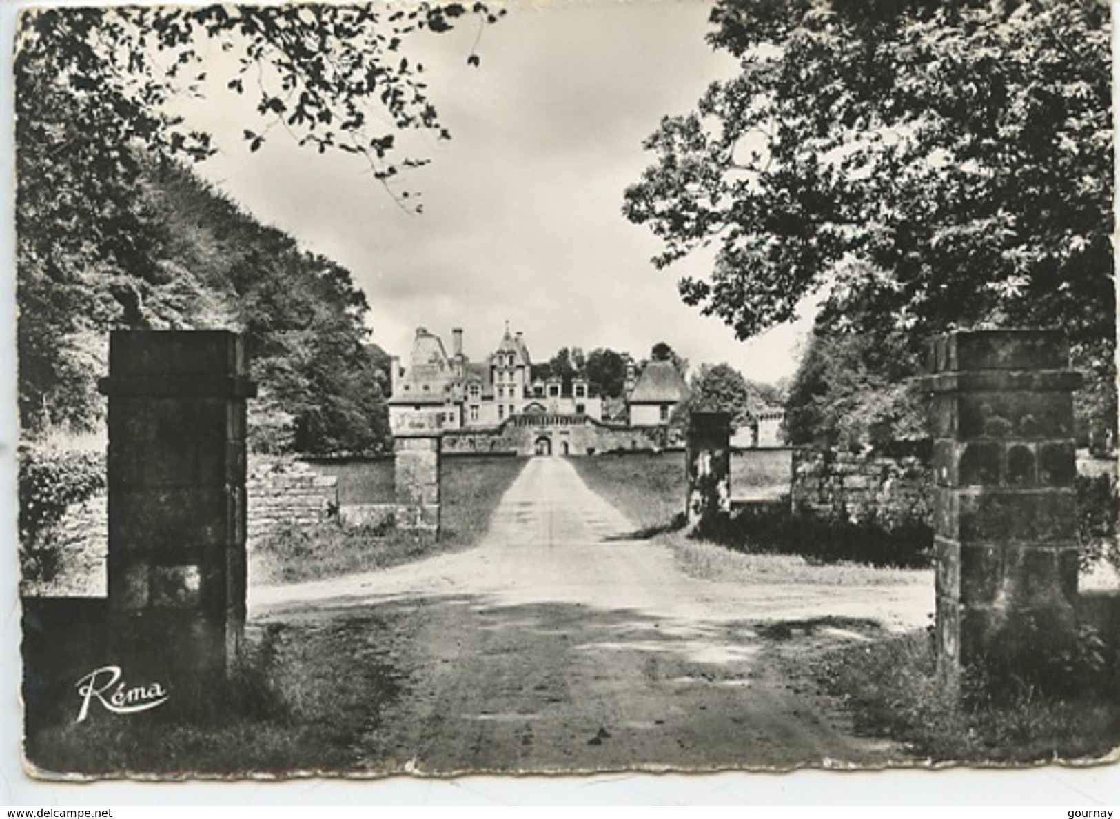 Saint Vougay : Le Château De Kerjean - L'entrée (n°5571 Rema) Grande Allée (En Bretagne) - Saint-Vougay