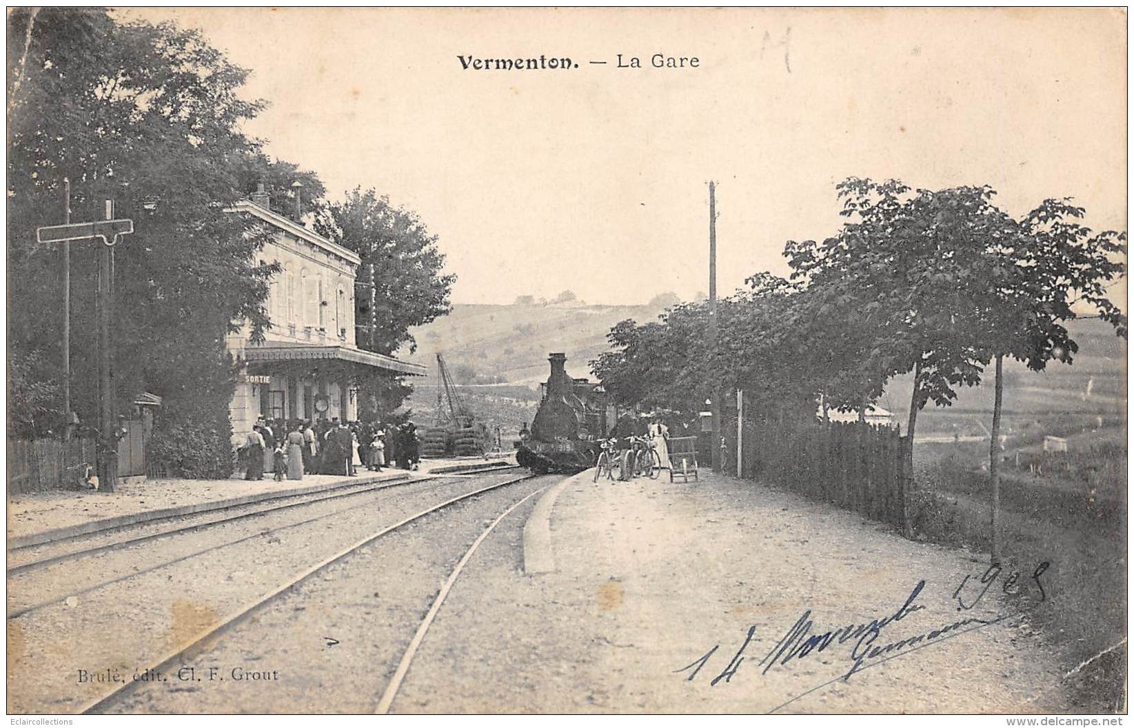 Vermenton        89      La Gare. Train  - Petit Pli -    (voir Scan) - Vermenton