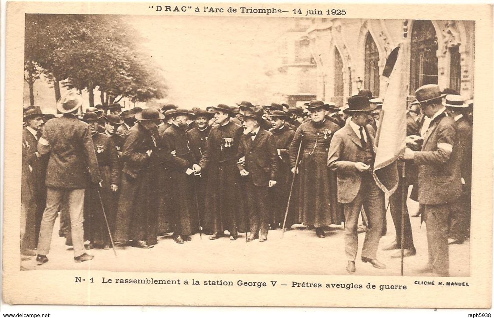 LE RASSEMBLEMENT A LA STATION GEORGES V - PRETRES AVEUGLES DE GUERRRE   " DRAC " A L'arc De Triomphe  14 Juin 1925 - Syndicats