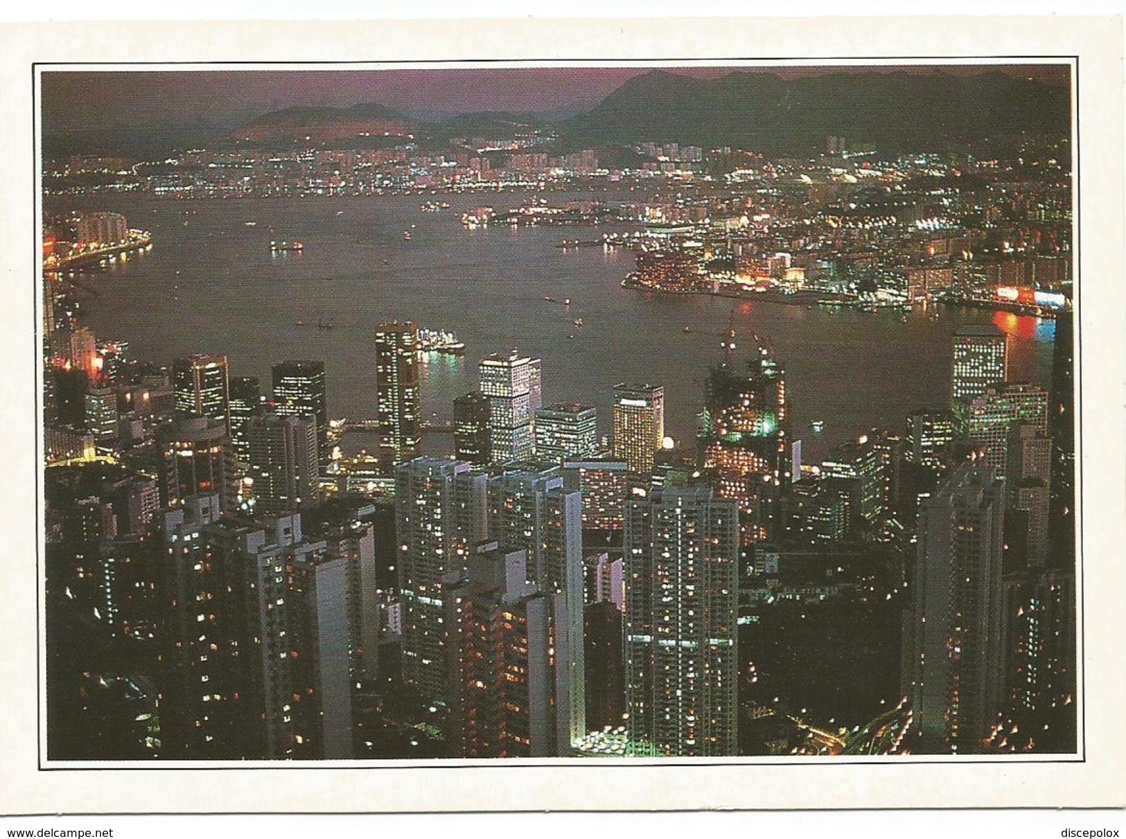 T2908 Hong Kong - Panorama Notturno Della Baia - Cartolina Con Legenda Descrittiva - Asia