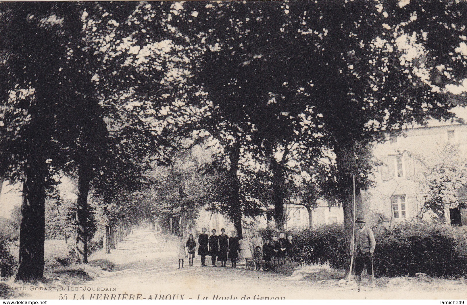 LA FERRIERE AIROUX : CANTON DE CIVRAY La Route De Geneau ( Enfants ) - Civray