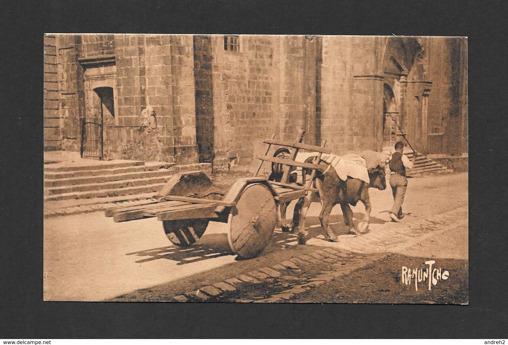 URRUGNE - FRANCE - LE PAYS BASQUE - ATTELAGE PASSANT DEVANT L'ÉGLISE - PAR ÉDITIONS ARTISTIQUES RAYMOND BERGEVIN - Urrugne