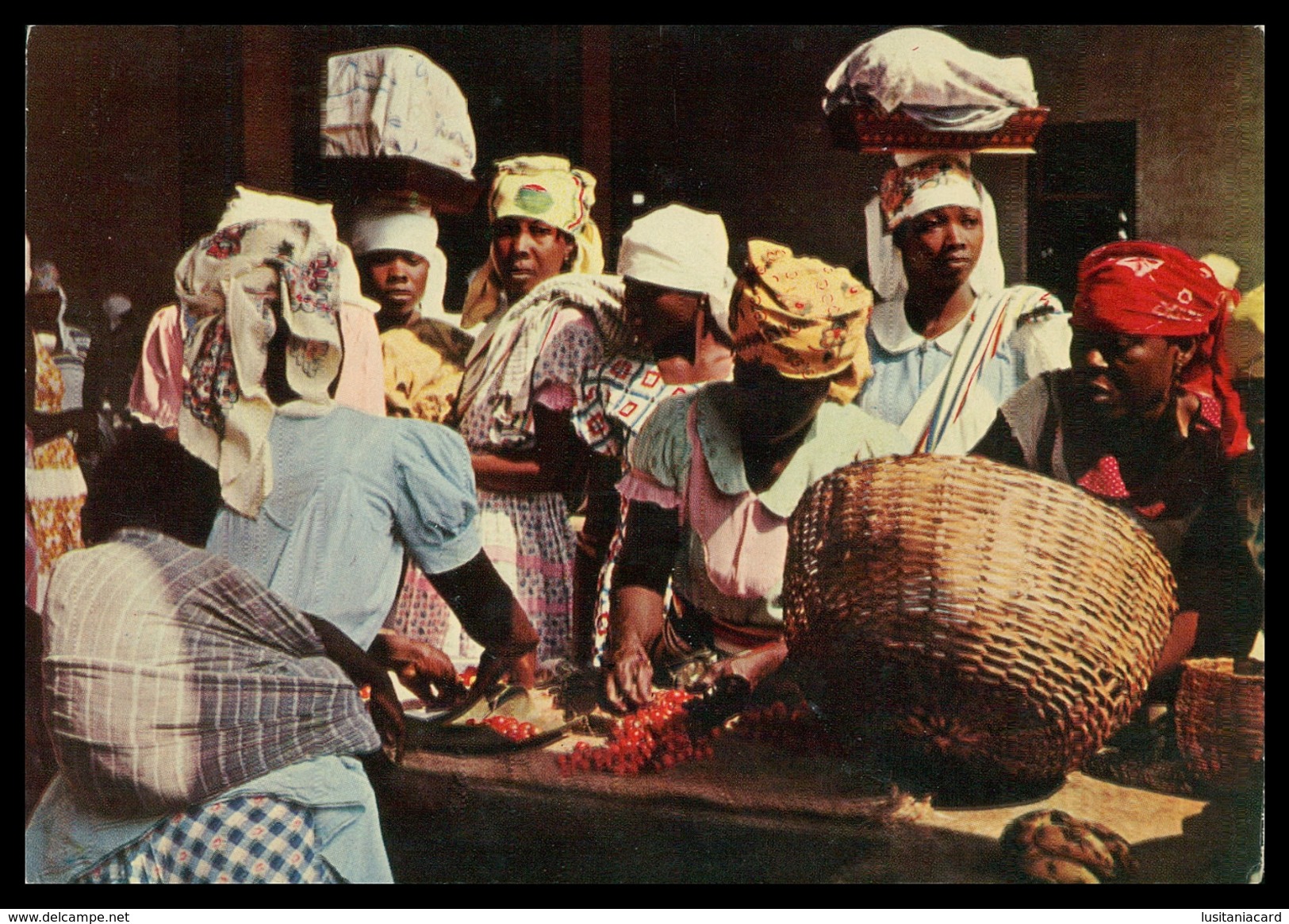 SÃO TOMÉ E PRÍNCIPE - FEIRAS E MERCADOS - No Mercado ( Cliché De M. Silva Brito Nº 017)  Carte Postale - São Tomé Und Príncipe