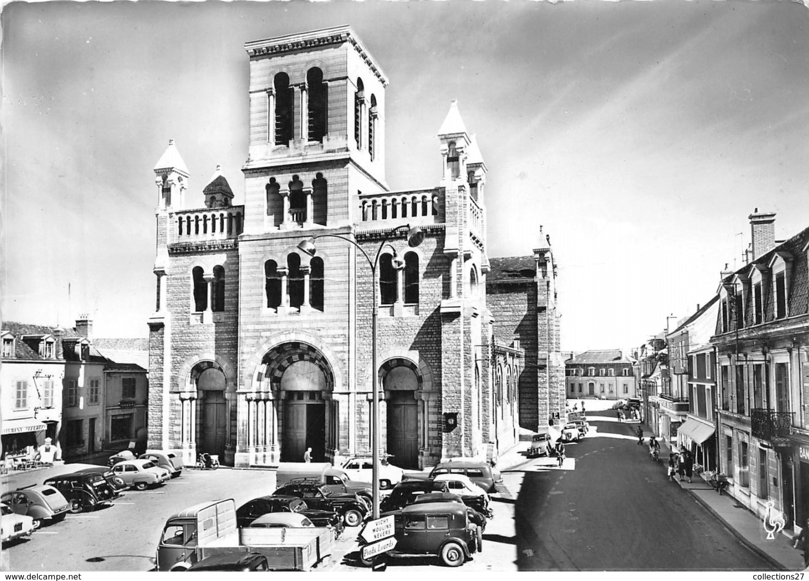 71-DIGOIN- LA PLACE DE L'EGLISE - Digoin