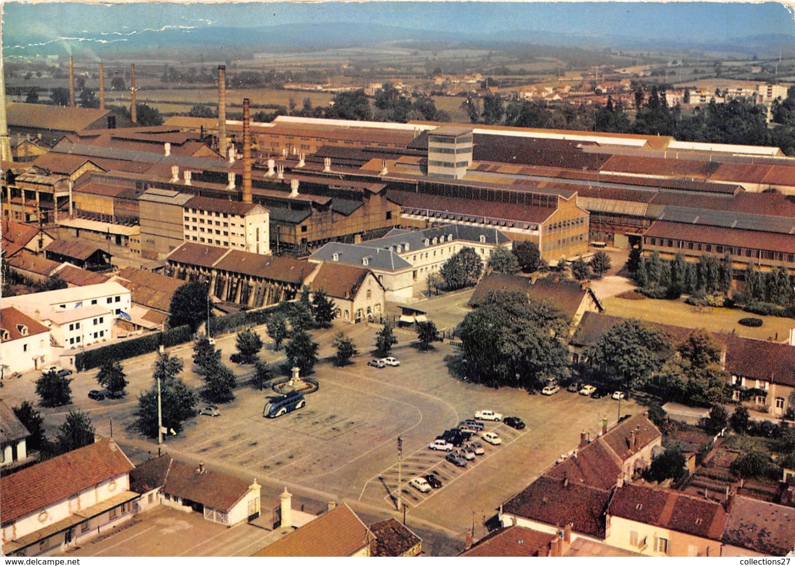 71-GUEUGNON- VUE AERIENNE , PLACE DES FORGES - Gueugnon