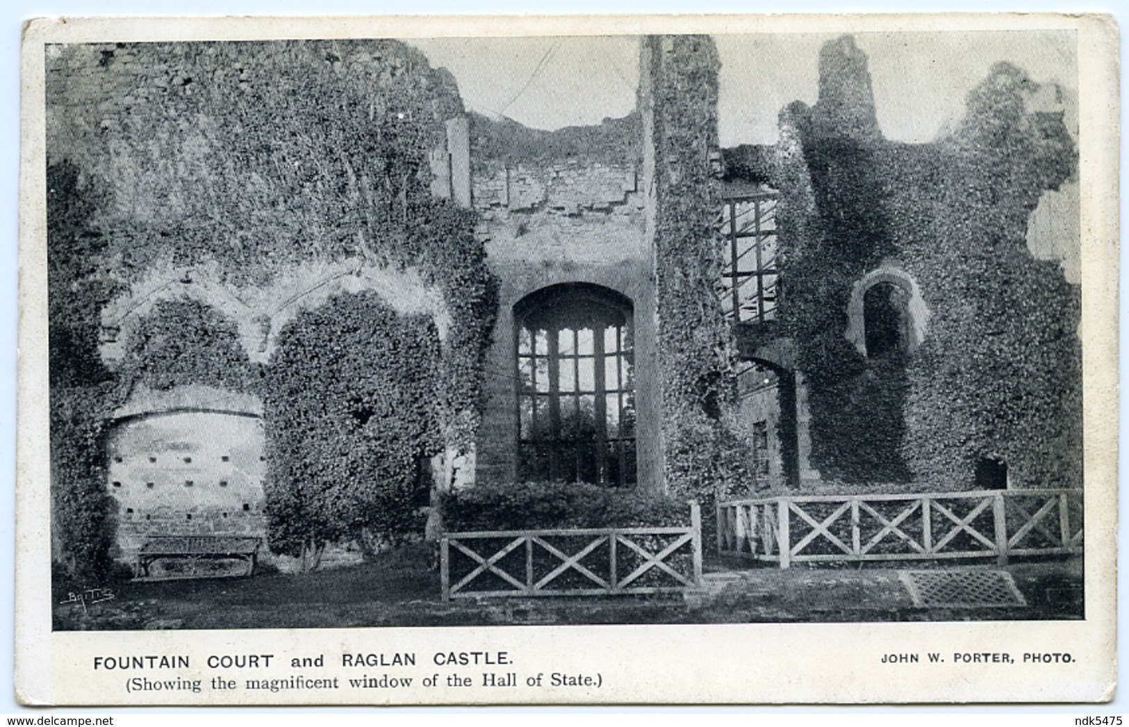 RAGLAN CASTLE : FOUNTAIN COURT - Monmouthshire