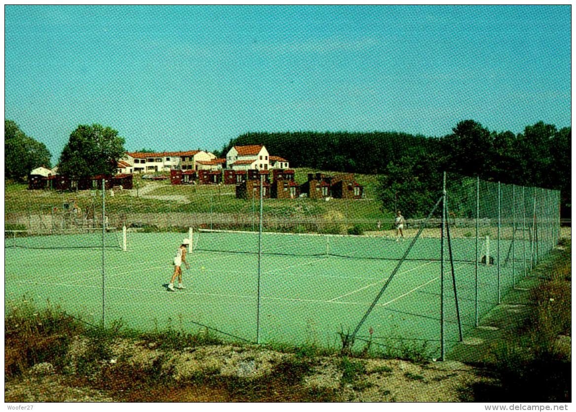 CUNLHAT , Les Courts De Tennis - Cunlhat