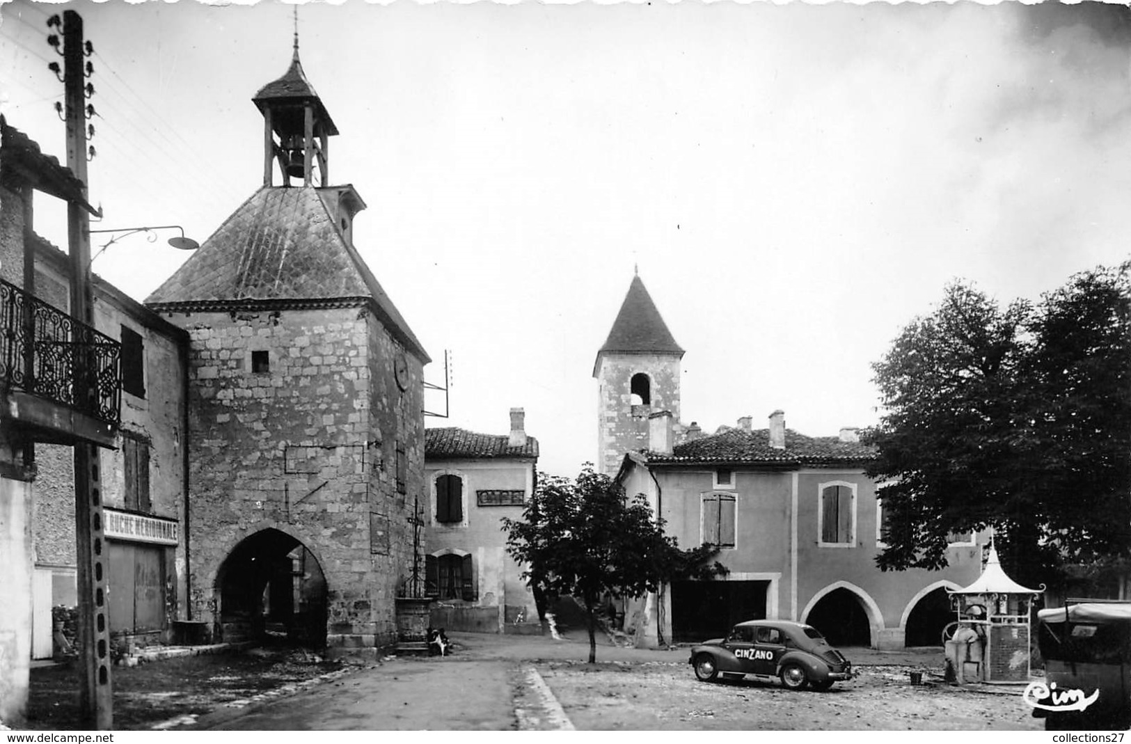 47-TOURNON-D'AGENAIS- LA PLACE , L'HORLOGE ET LE CLOCHER - Tournon D'Agenais