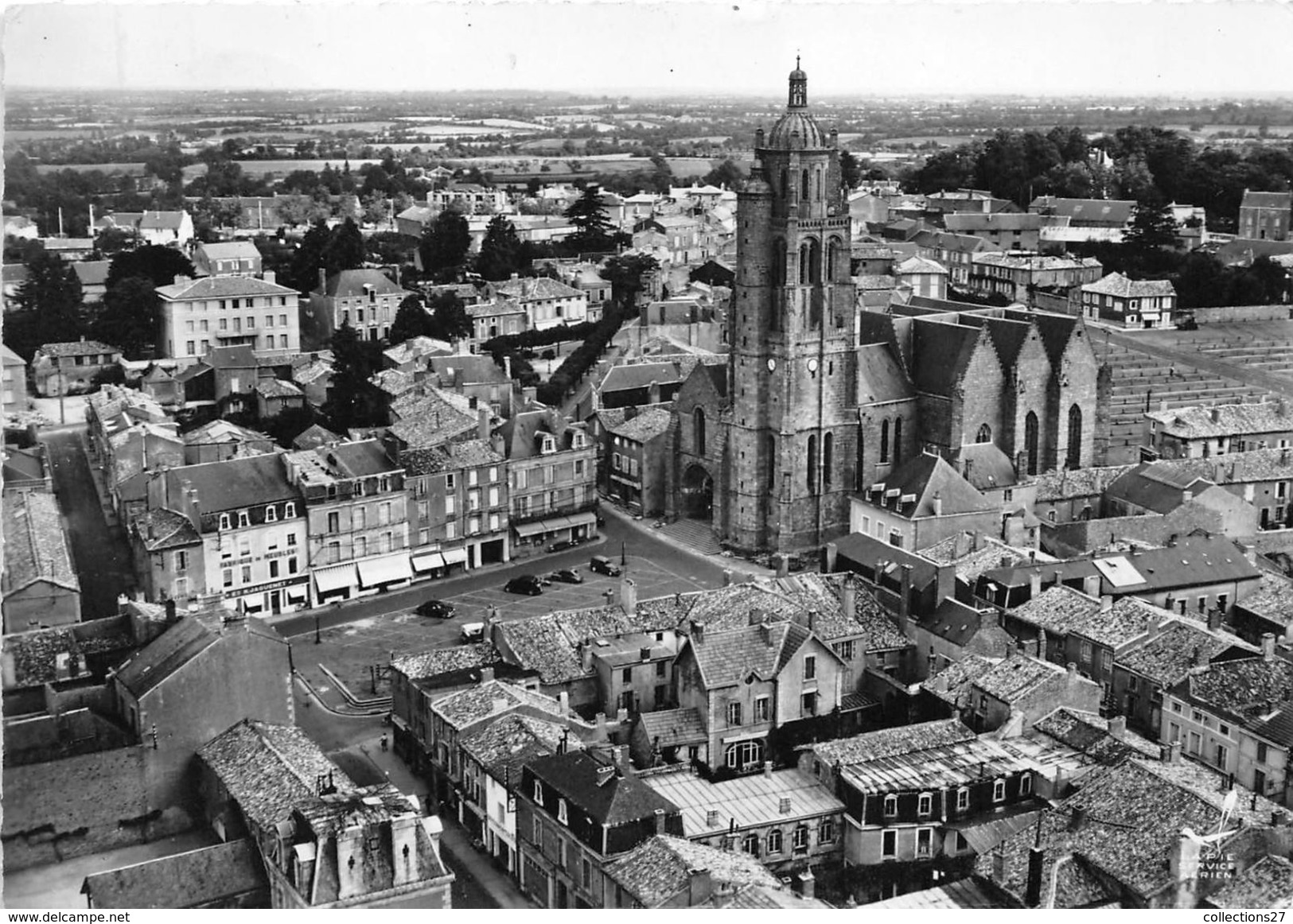 79-BRESSUIRE- L'EGLISE ET LA PLACE VUE DU CIEL - Bressuire