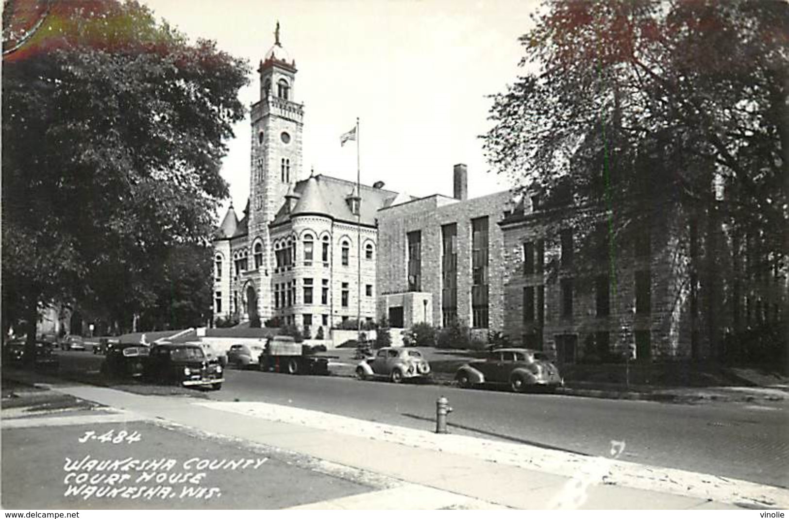 A-17-8560 :   WAUKESHA.  COURT HOUSE AUTOMOBILES. CAR. - Waukesha