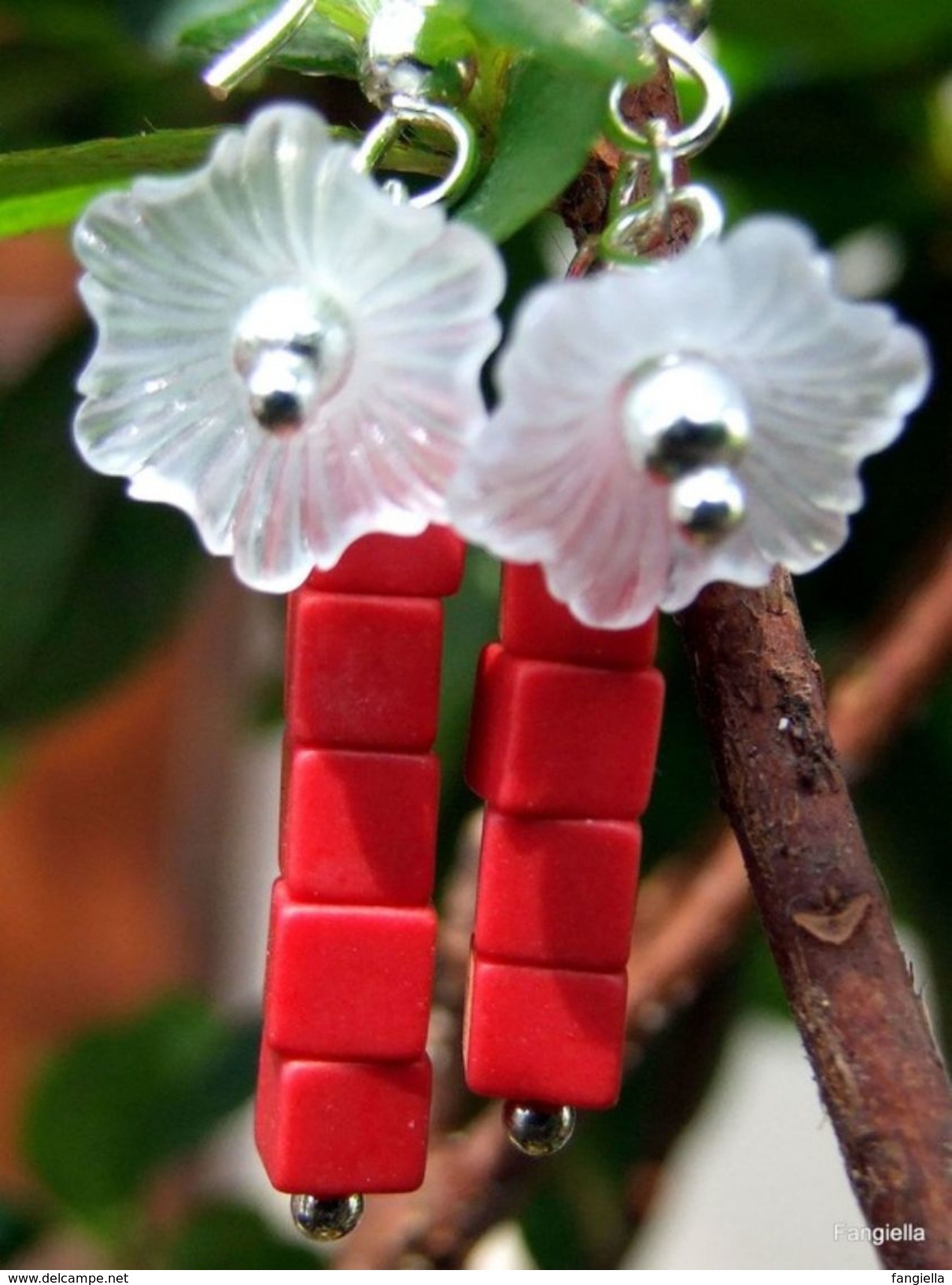 Boucles D'oreilles En Cubes De Corail Rouge Et Fleurs De Lucite Blanche  Hauteur Totale: Environ 44mm - Ohrringe