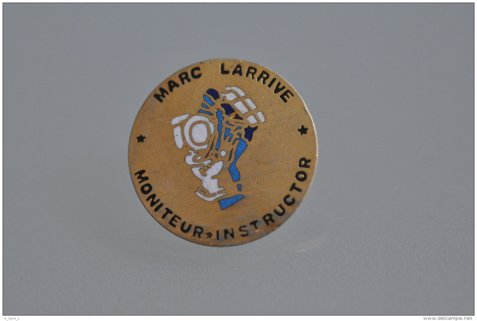 REF M4  : Pin's Pin  : Theme Sport Plongée Marc Larrive Moniteur - Immersione