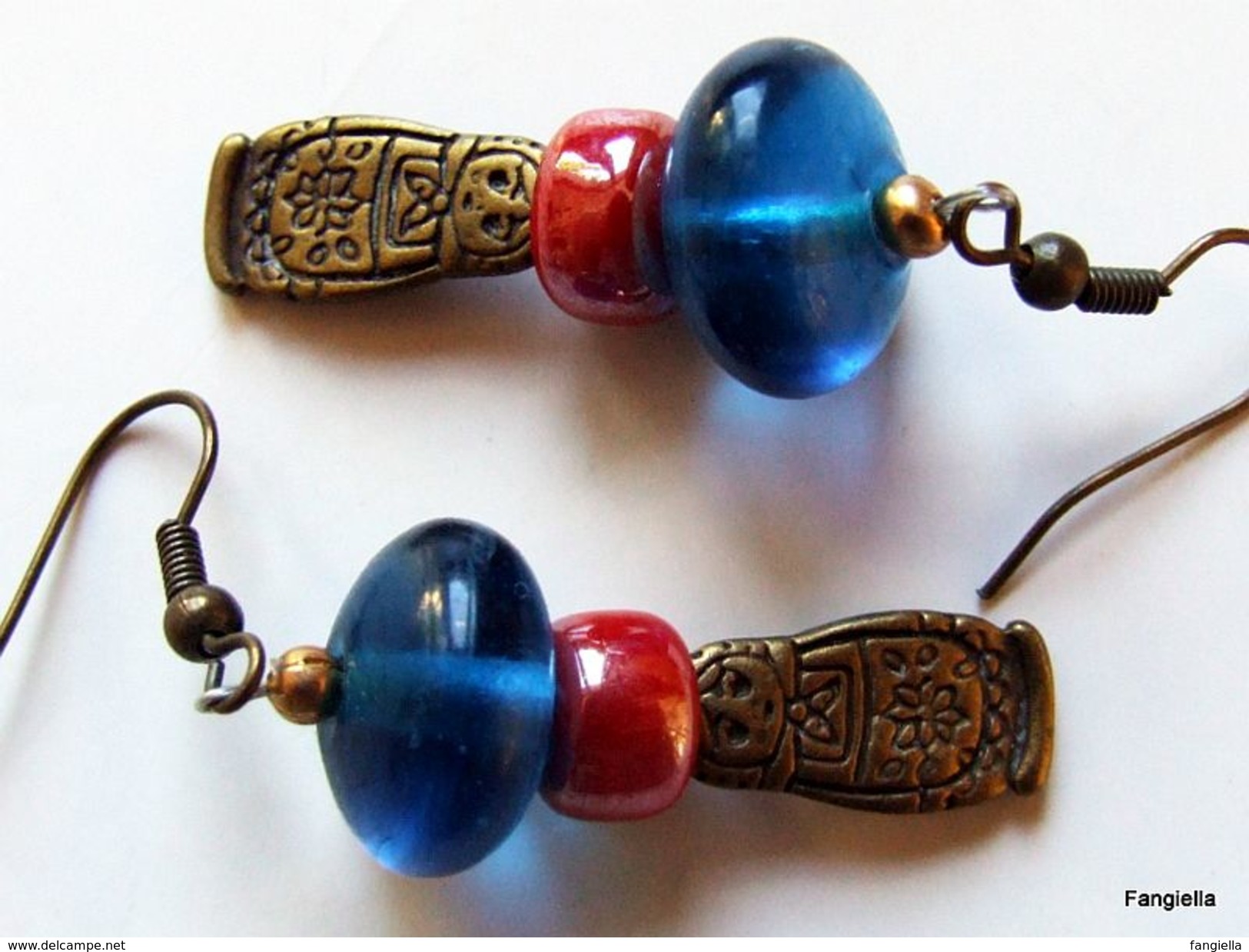 Boucles D'oreilles Artisanales Rouge, Bleu Perles En Verre Artisanal Et Matriochka En Laiton  Les Perles En Verre Bleu O - Earrings