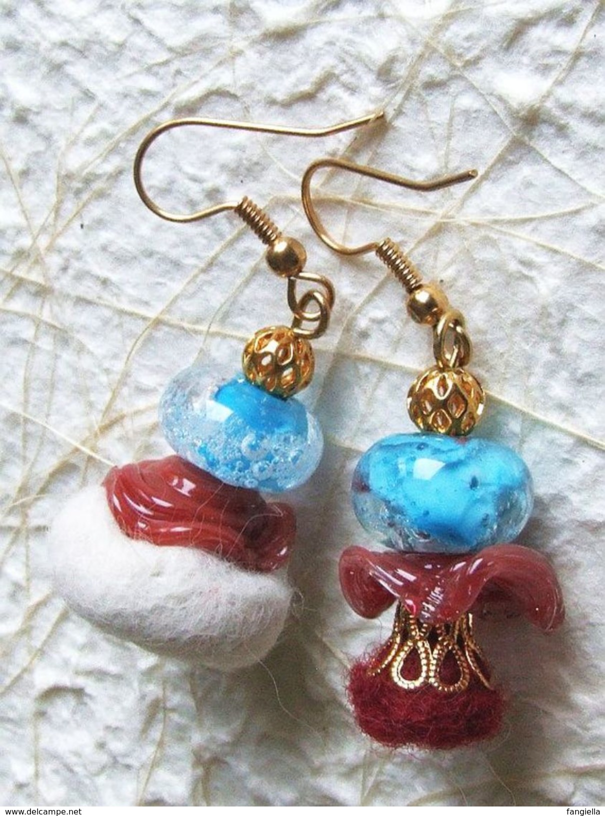 Boucles d'oreilles dissociées perles artisanales turquoise et bordeaux en verre filé et laine feutrée à l'aiguille