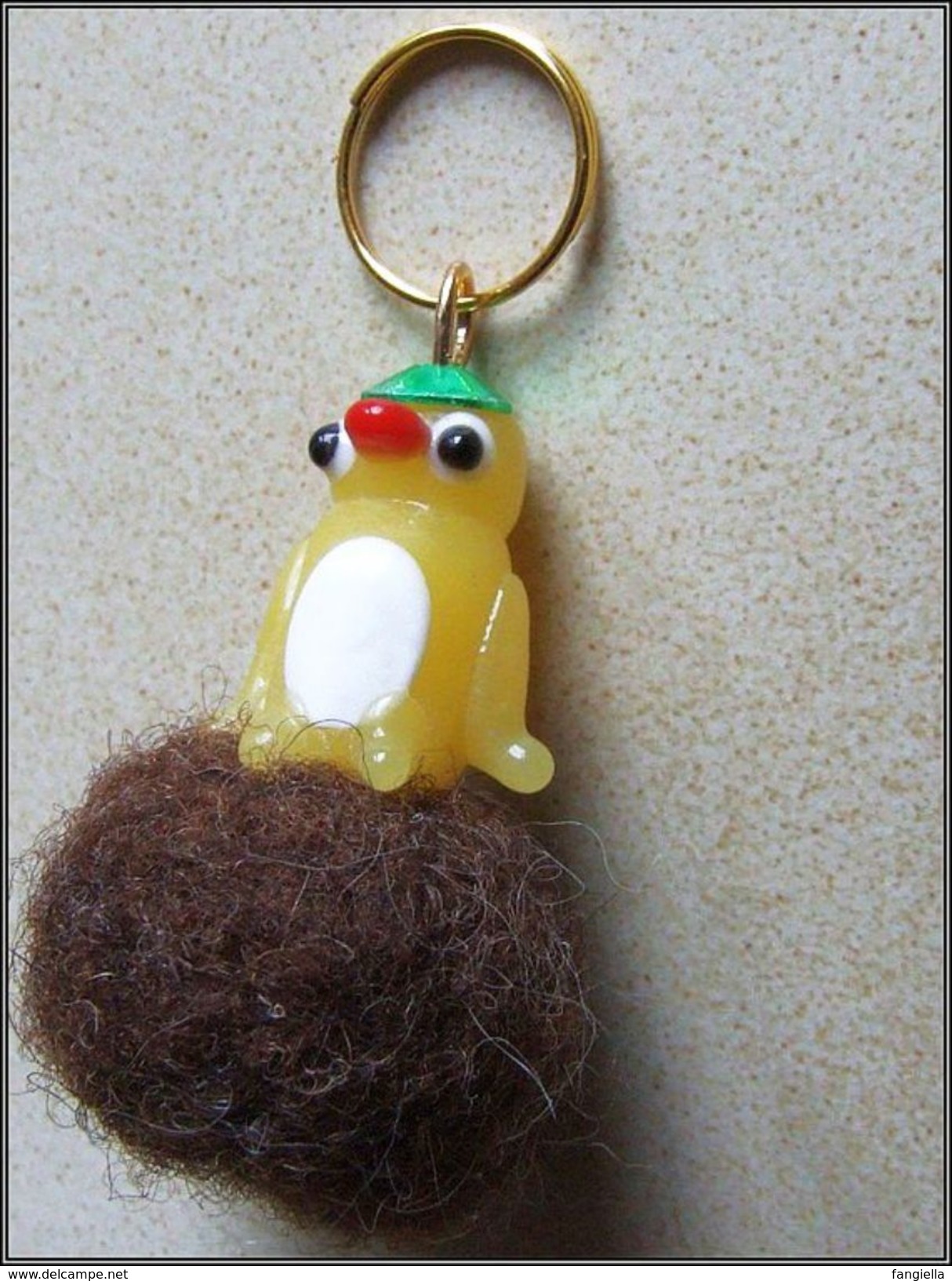 Bijou De Sac Pingouin Jaune Verre Artisanal Pompon Brun En Laine Feutrée à L'aiguille  Un Petit Pingouin Artisanal Qui V - Autres & Non Classés