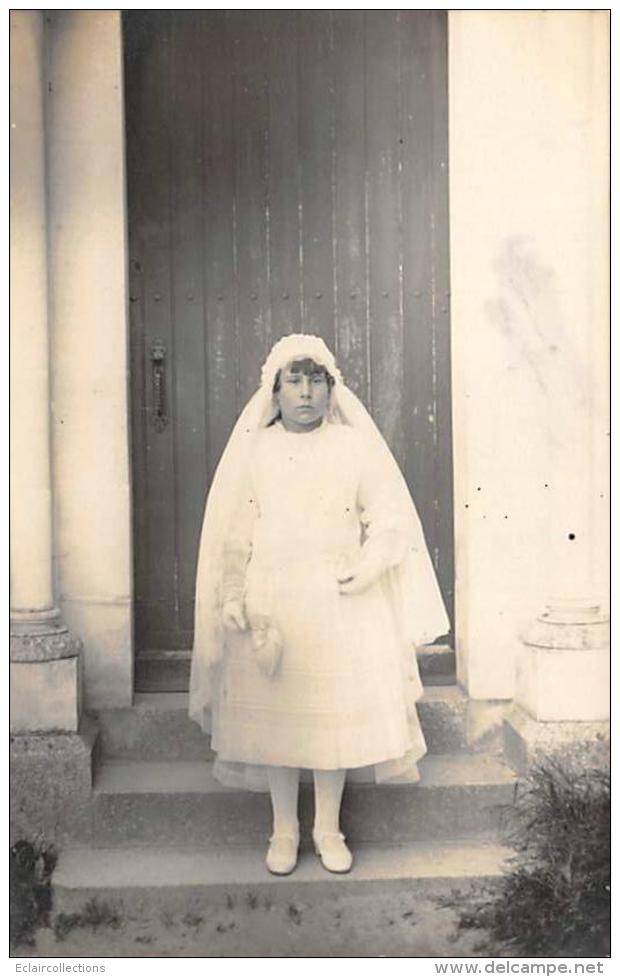 Thème  Communion       Communiante  Devant Marches église       Carte Photo  (voir Scan) - Communie