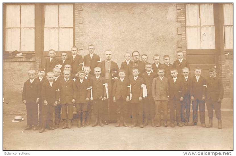 Thème  Communion       Groupe De Communiants Et Curés   Carte Photo    (voir Scan) - Communion