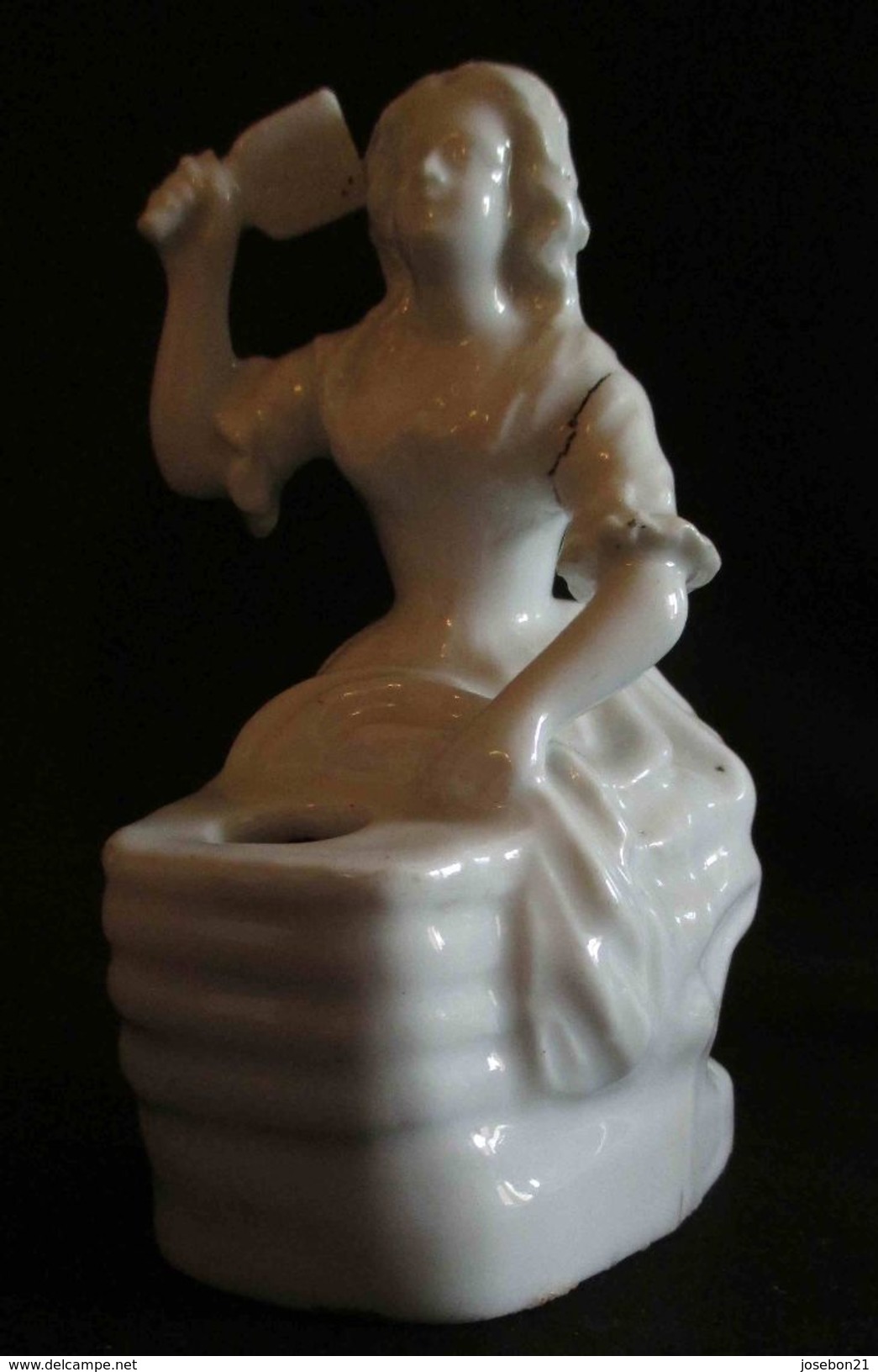 Ancien Encrier En Porcelaine Blanche Lavandière Tapant Le Linge Fin XIX ème - Inkwells