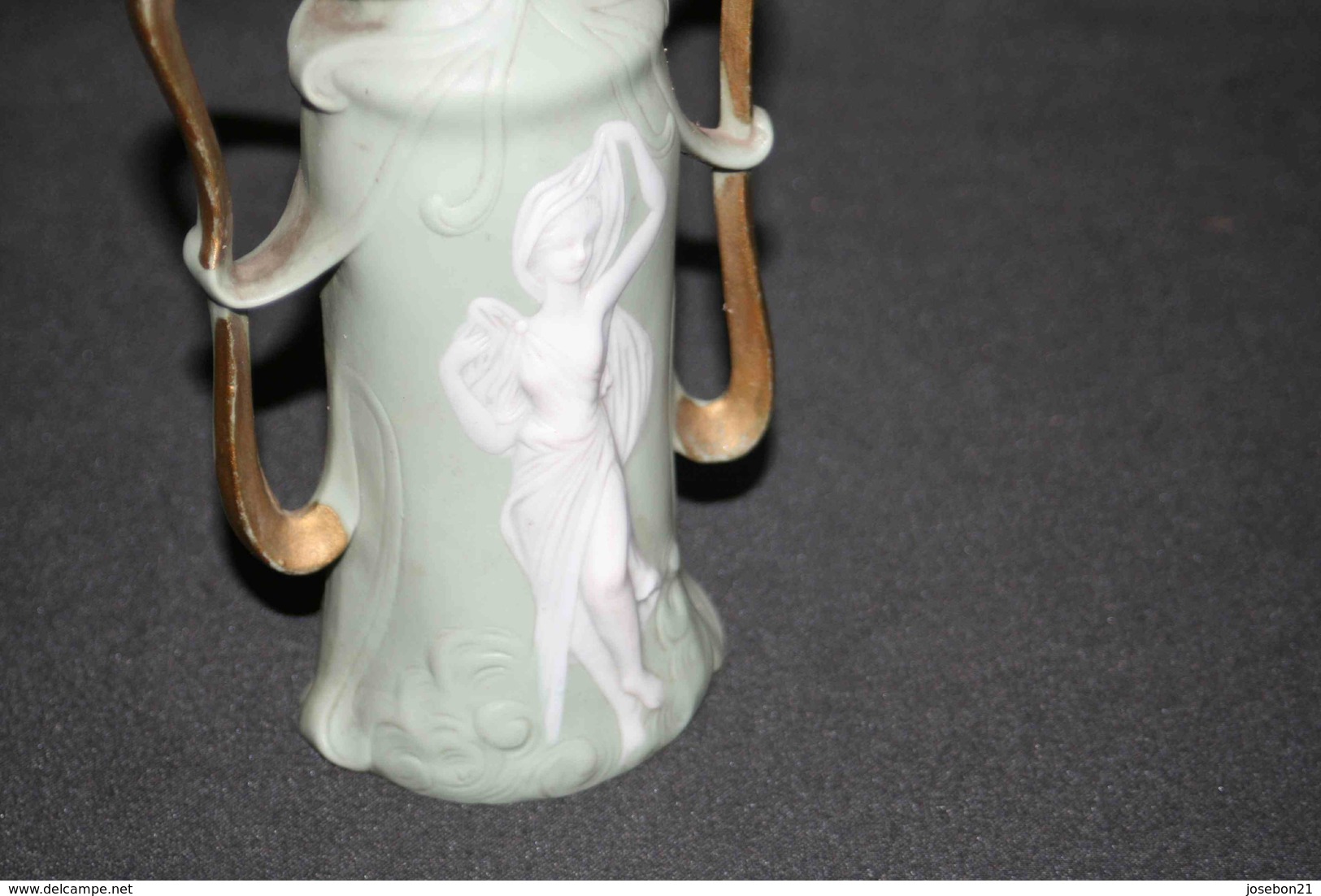 Ancien Petit Vase En Wedgwood Vert Décor Danseuse Antique Art Nouveau - Wedgwood