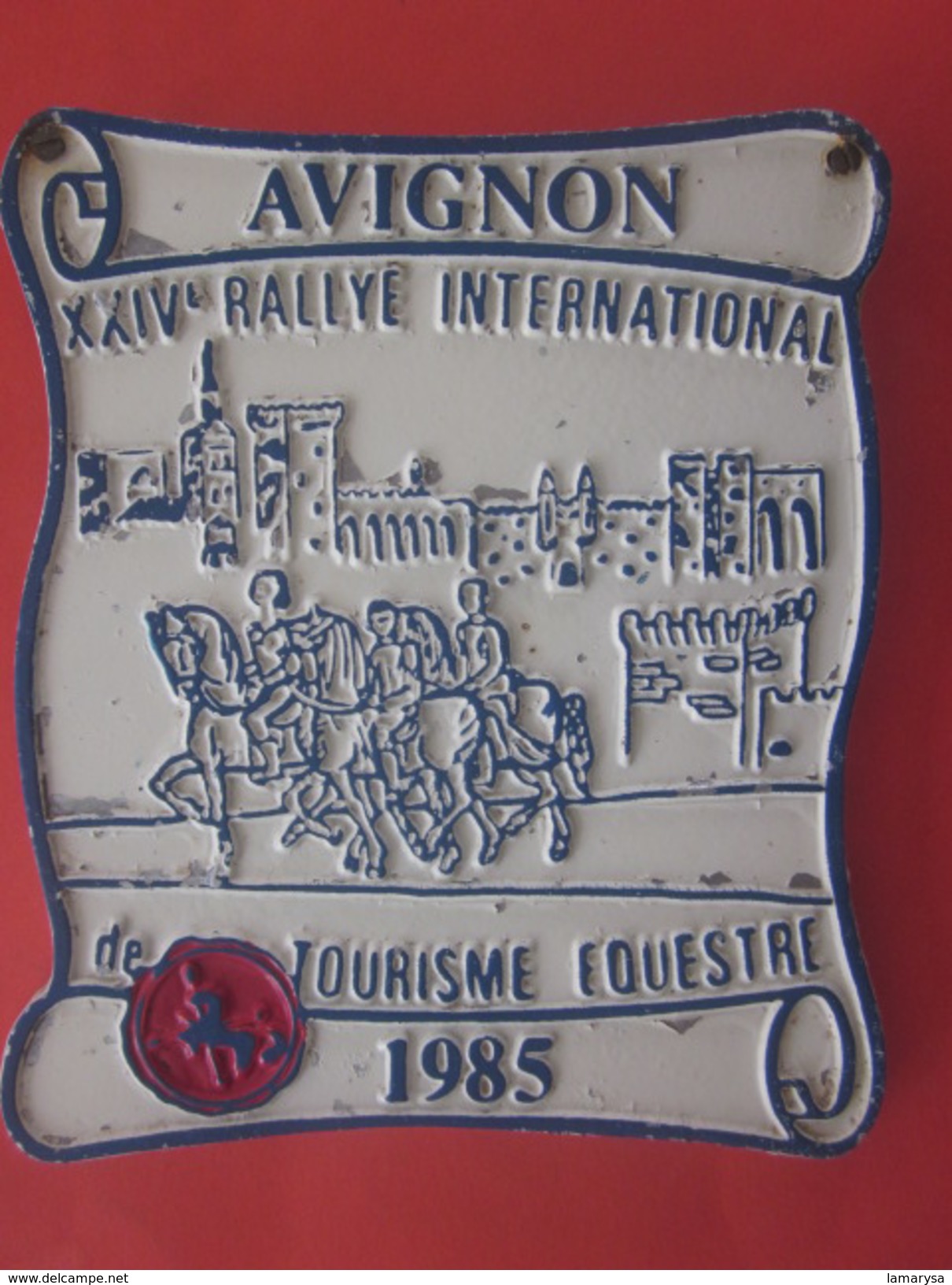 1985 AVIGNON XXIVé RALLYE INTERNATIONAL DE TOURISME Équestre Equitation Plaque Souvenir Commémorative En Fer - Ruitersport