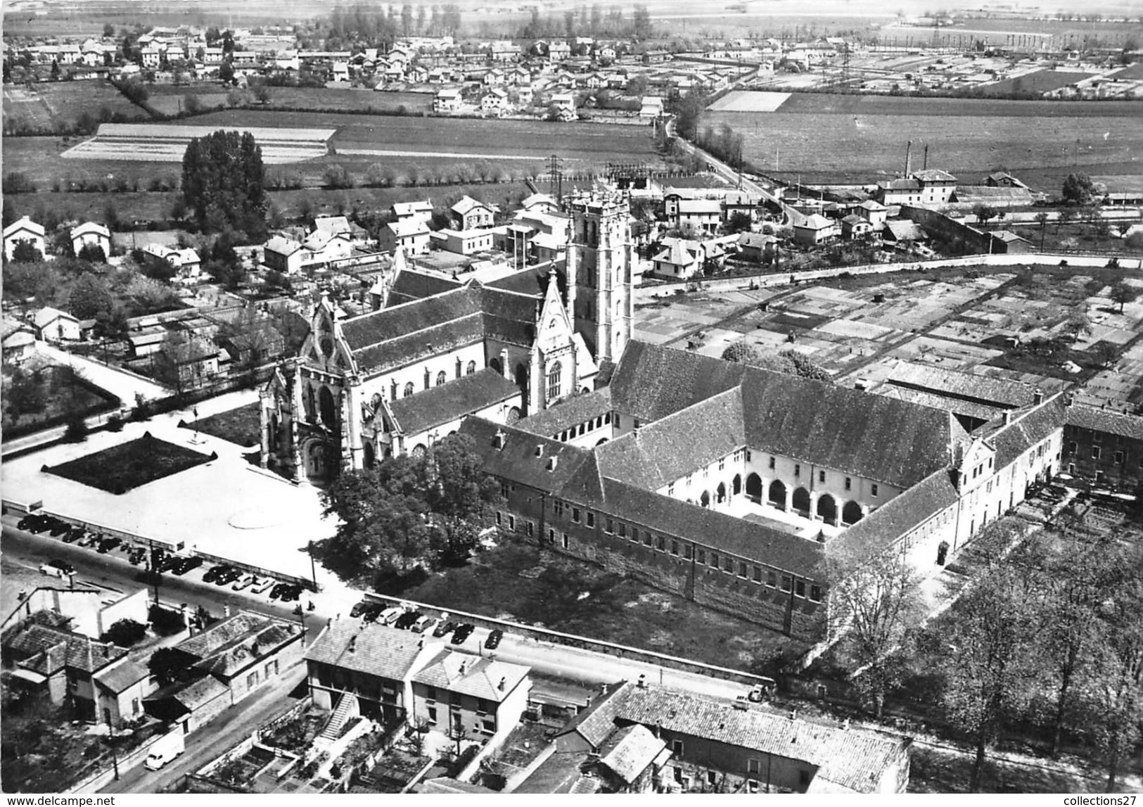 01-BOURG-EN-BRESSE- EGLISE ET MONASTERE DE BROU  VUE AERIENNE - Eglise De Brou