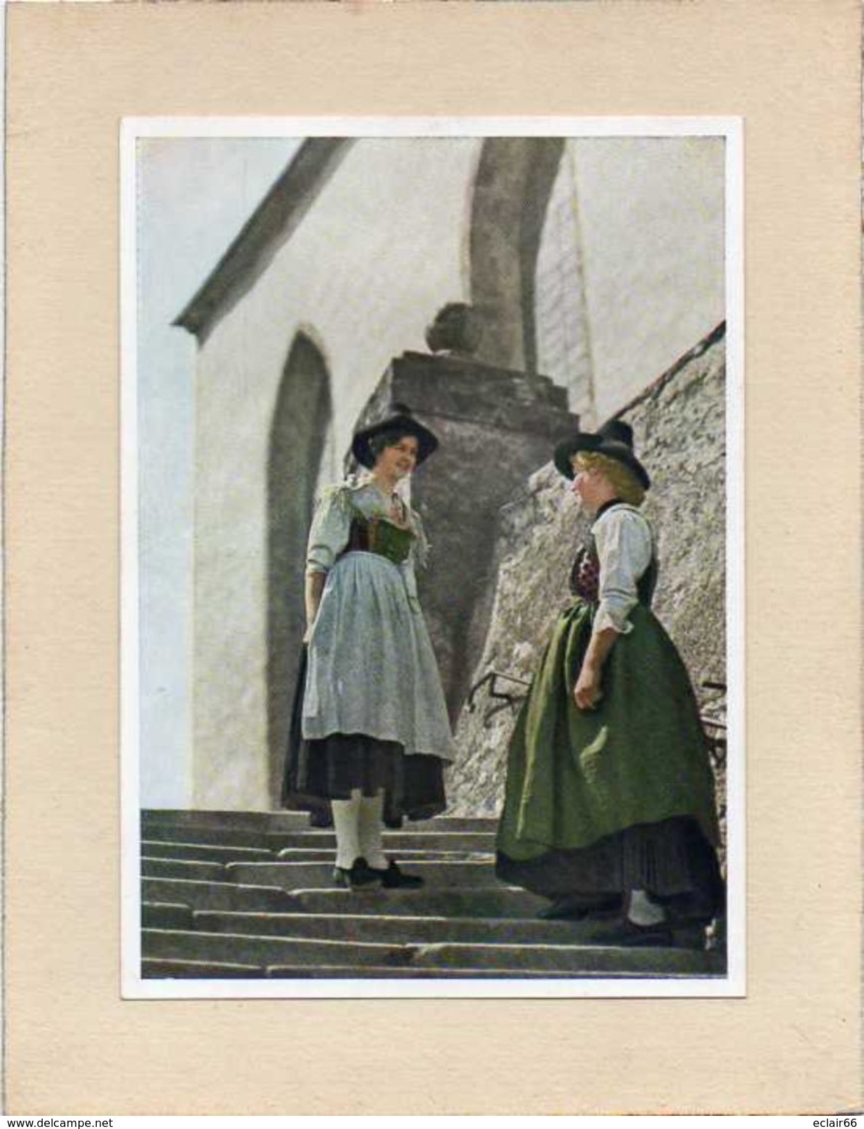 Autriche - Lienz - CPM  Année 1952 Sur  Carton  Légérement Collée 2 Jeunes Filles  En Costume Du Pays - Lienz