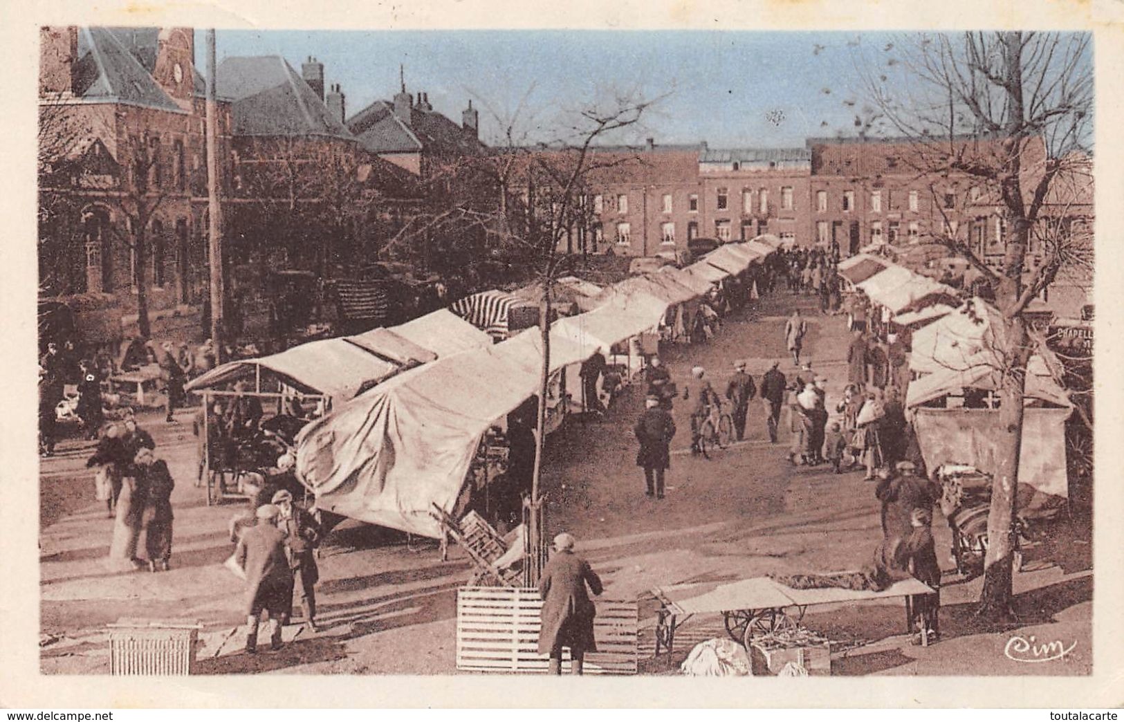 CPSM 59 QUIEVRECHAIN LA PLACE DU MARCHE 1950 - Quievrechain