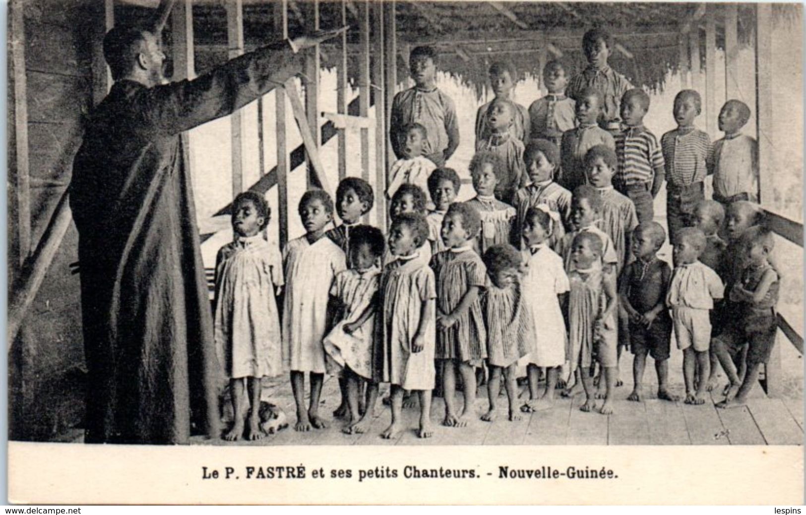OCEANIE --  Papouasie  - NOUVELLE GUINEE - Le P. Fastré Et Ses Petits Chanteurs - Papua New Guinea