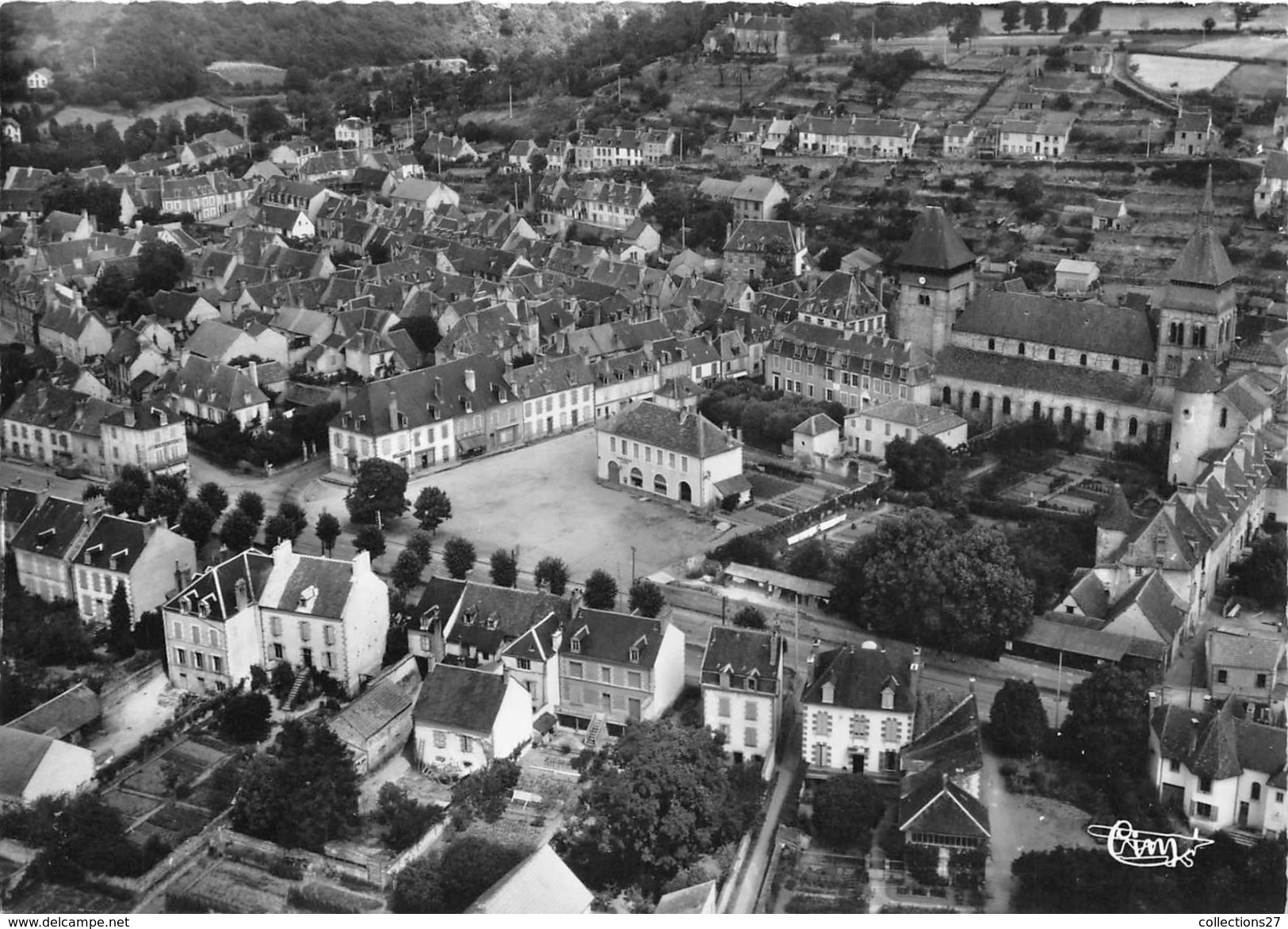 23-CHAMBON-SUR-VOUEIZE- VUE AERIENNE PLACE DU MARCHE - Chambon Sur Voueize