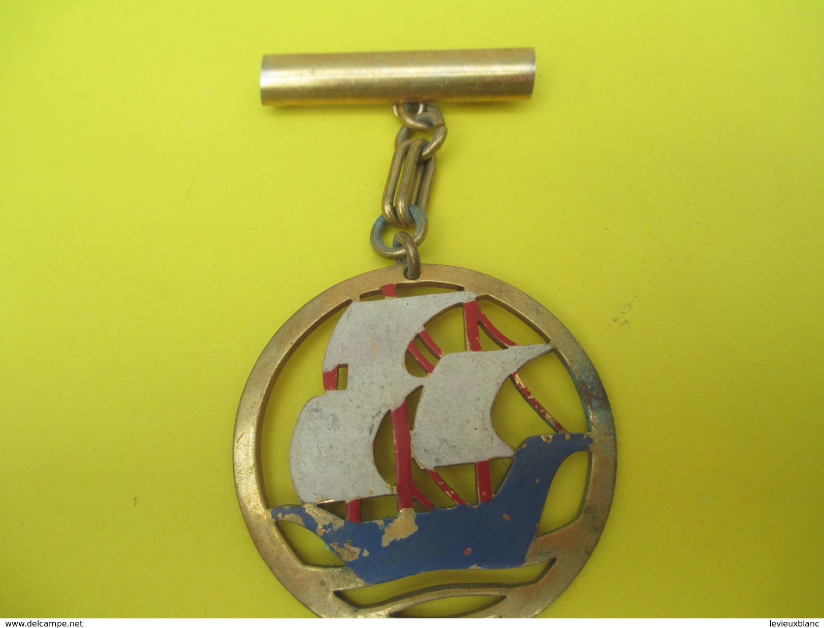 Bijou Fantaisie/Broche / Métal Doré/avec Pendentif Bateau 3 Mâts Tricolore/ Vers 1930- 1960  BIJ74 - Broches