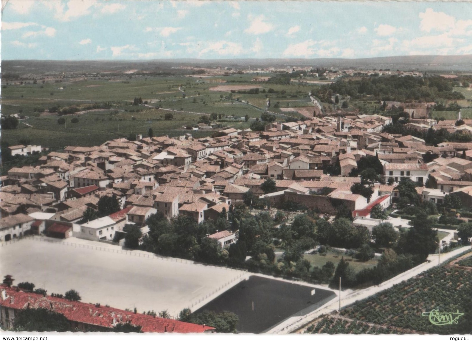 AIGUES-VIVES - ( Gard ) - Vue Générale Aérienne Et Le Terrain De Sports - Aigues-Vives