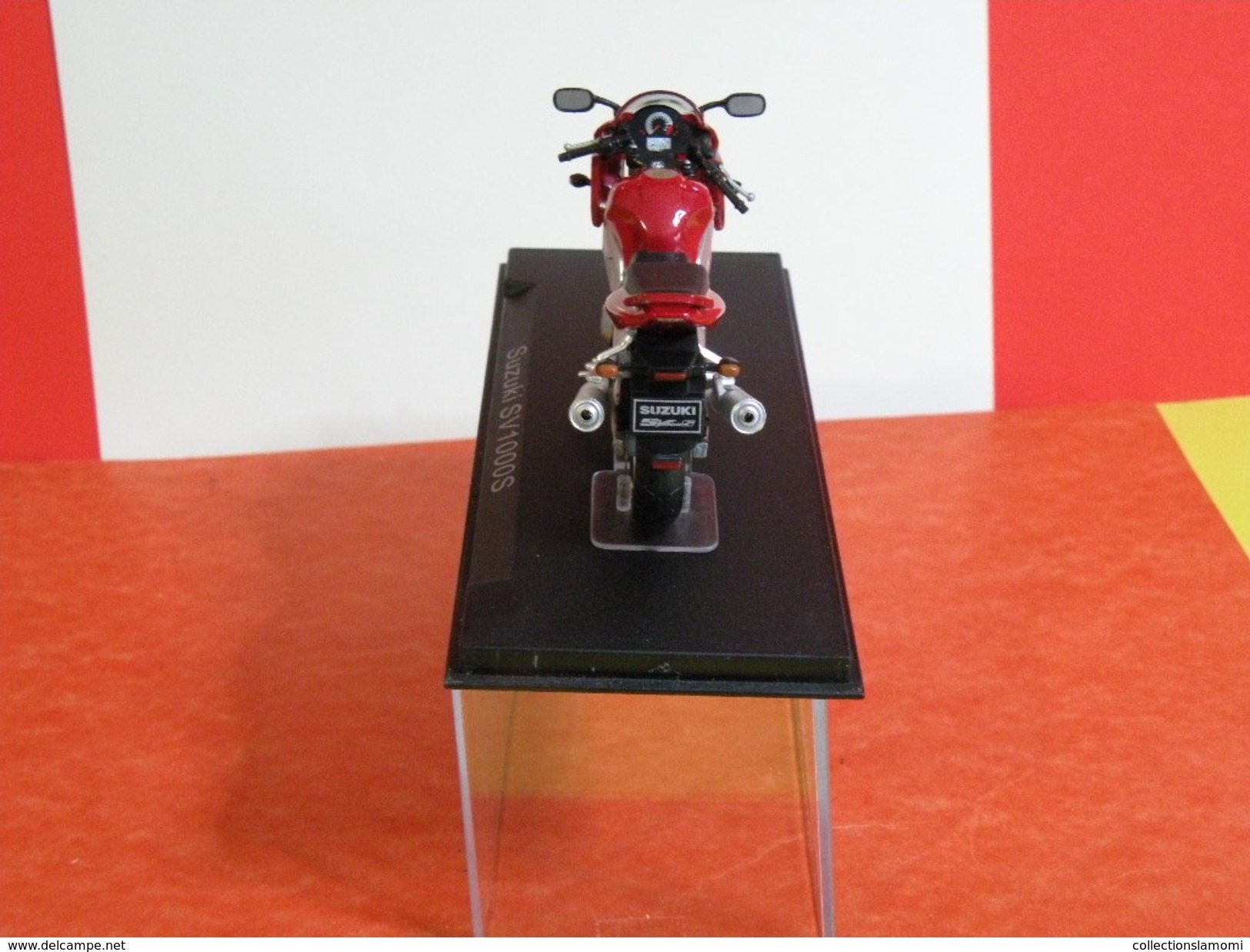 MOTO 1/24 > Suzuki SV 1000S Sous Vitrine - Motorcycles