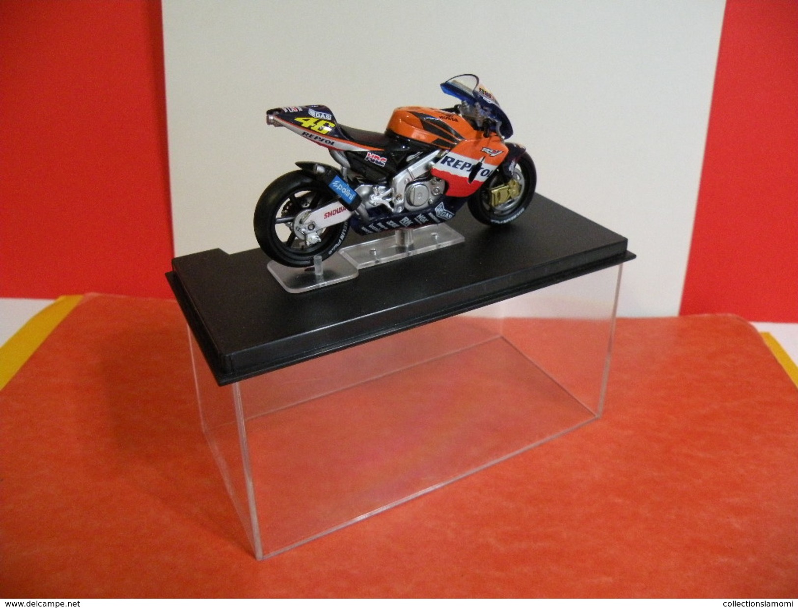 MOTO 1/24 > Honda RC 211 V Valentino Rossi 2002 (sous Vitrine) - Motorcycles