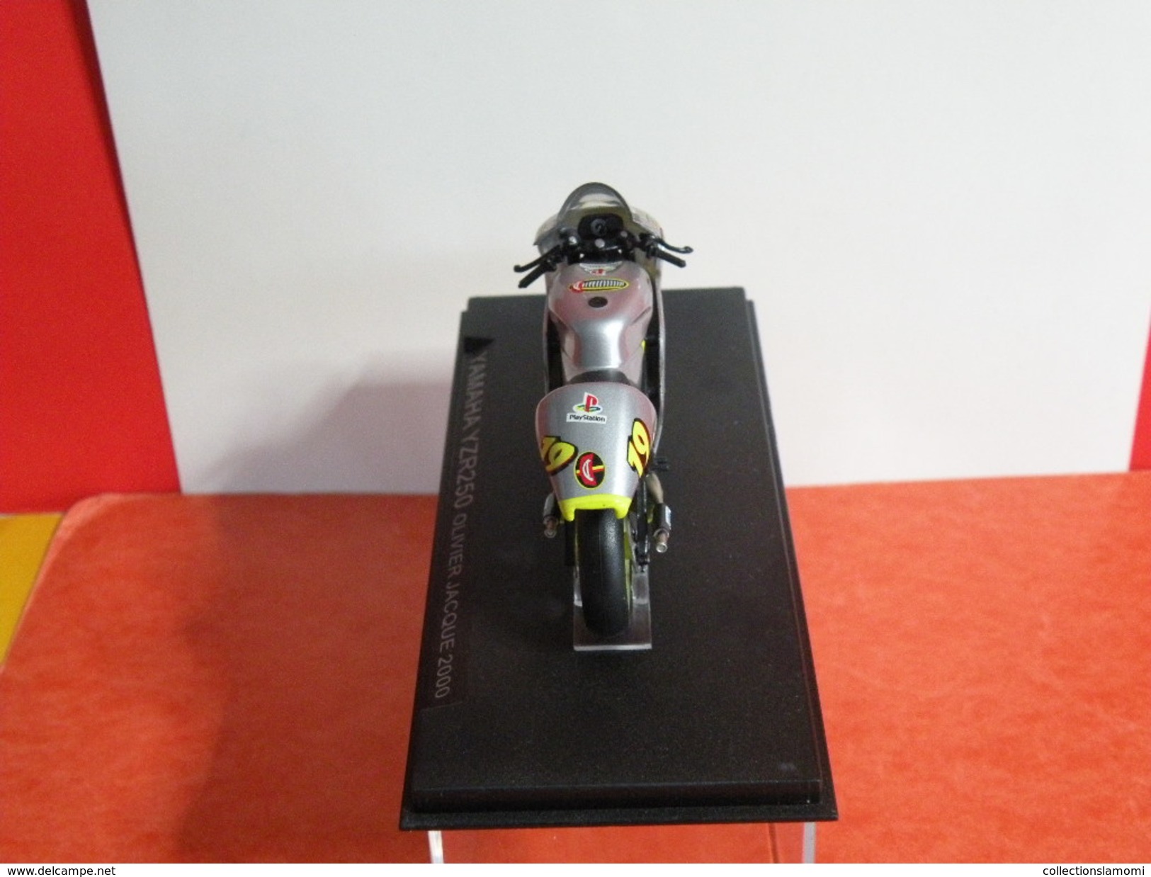 MOTO 1/24 > Yamaha YZR 250 Olivier Jacque 2000 (sous Vitrine) - Motos