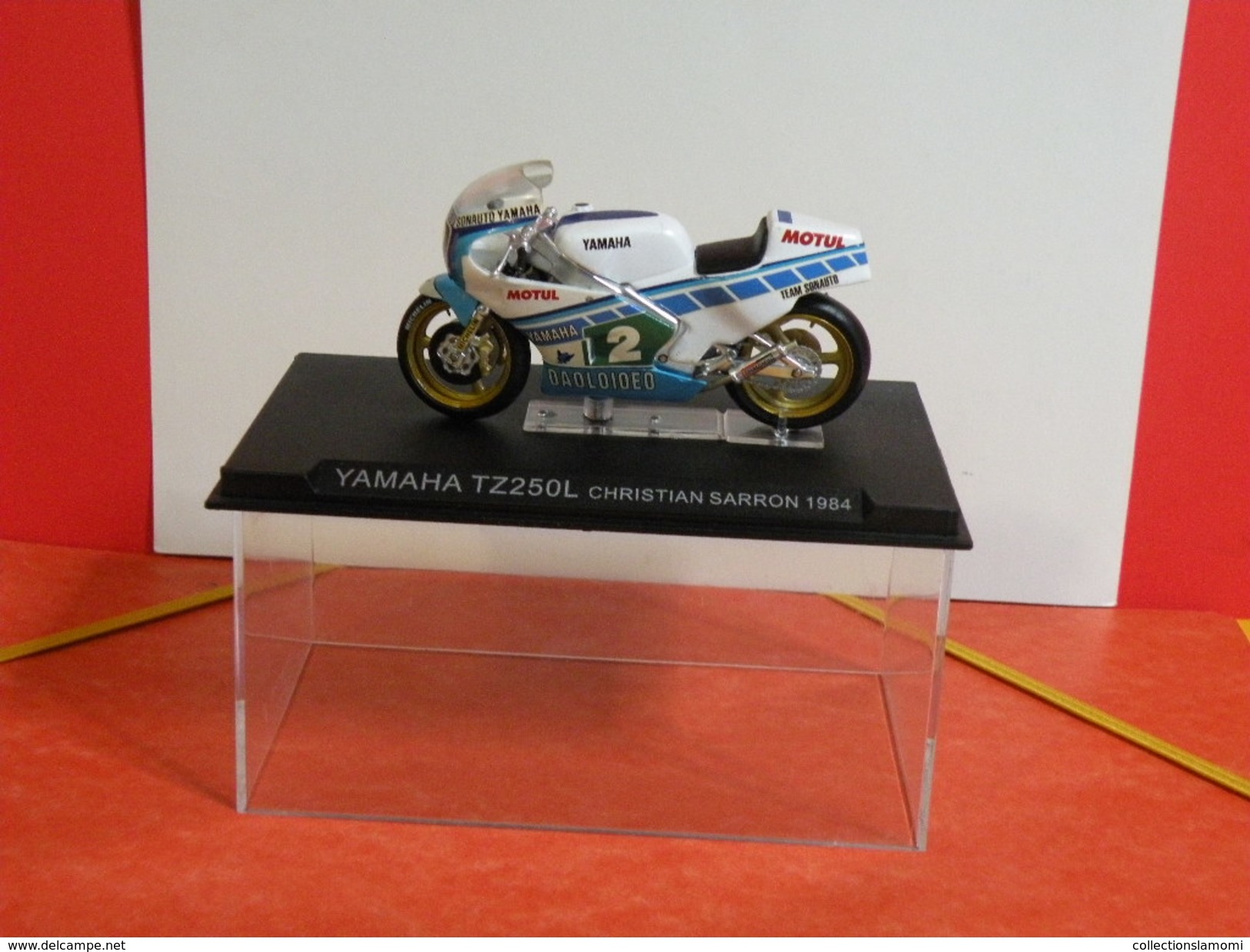 MOTO 1/24 > Yamaha TZ250L Christian Sarron 1984 (sous Vitrine) - Motorfietsen