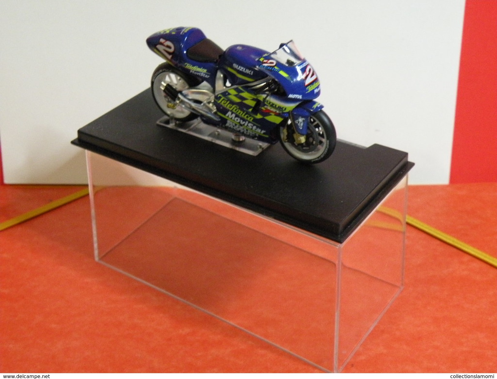 MOTO 1/24 > Suzuki RGV 500 Kenny Roberts JR  2000 (sous Vitrine) - Motorcycles