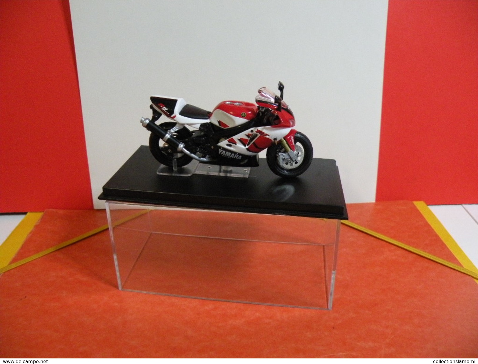 MOTO 1/24 > Yamaha YZF R7(sous Vitrine) - Motorräder