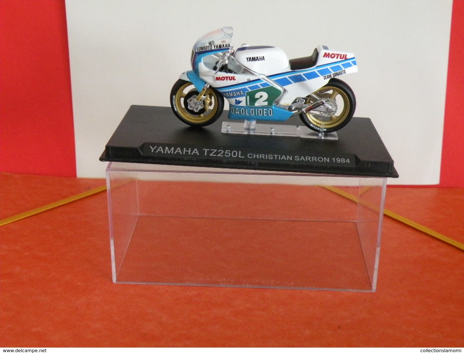 MOTO 1/24 > Yamaha TZ250L Christian Sarron 1984 (sous Vitrine) - Motorcycles