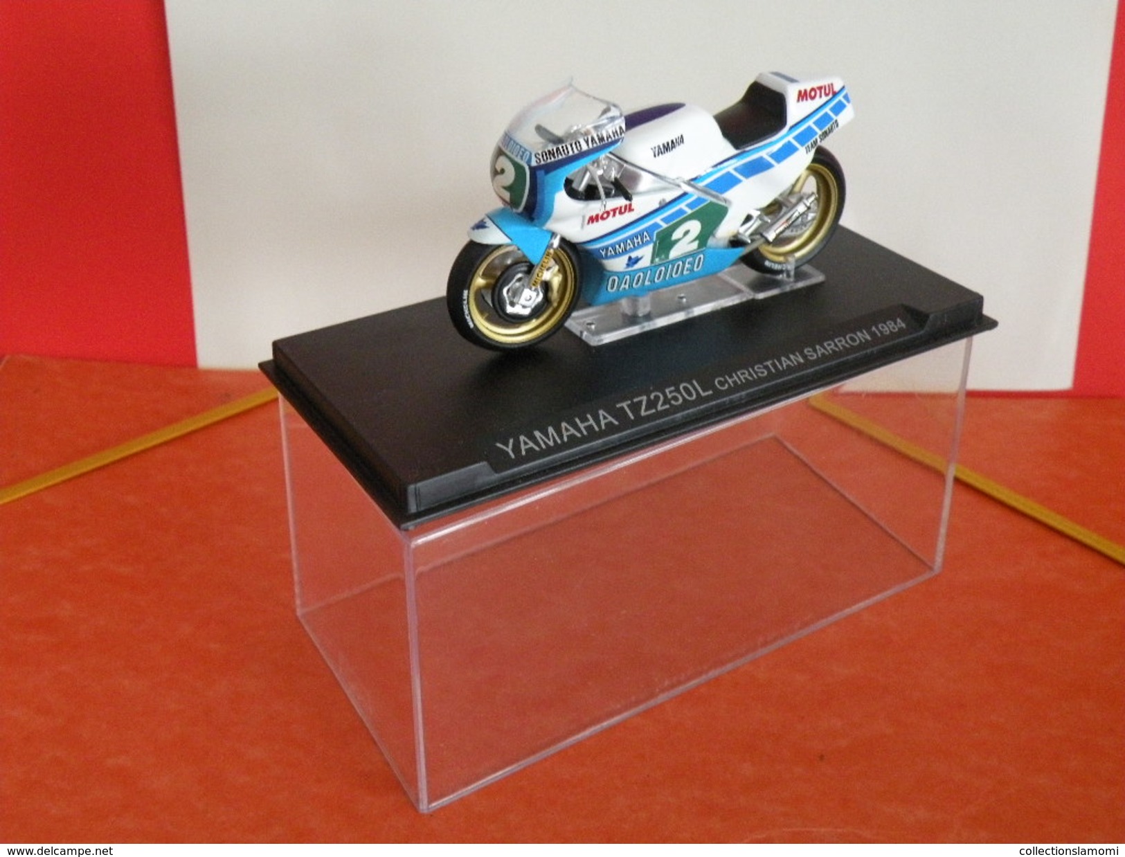 MOTO 1/24 > Yamaha TZ250L Christian Sarron 1984 (sous Vitrine) - Motorcycles