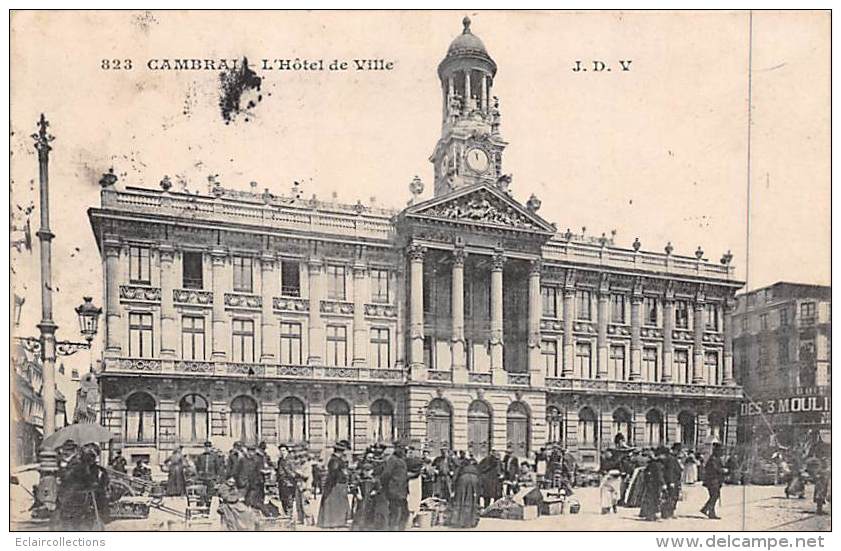 Cambrai       59         Hôtel De Ville . Marché        (voir Scan) - Cambrai