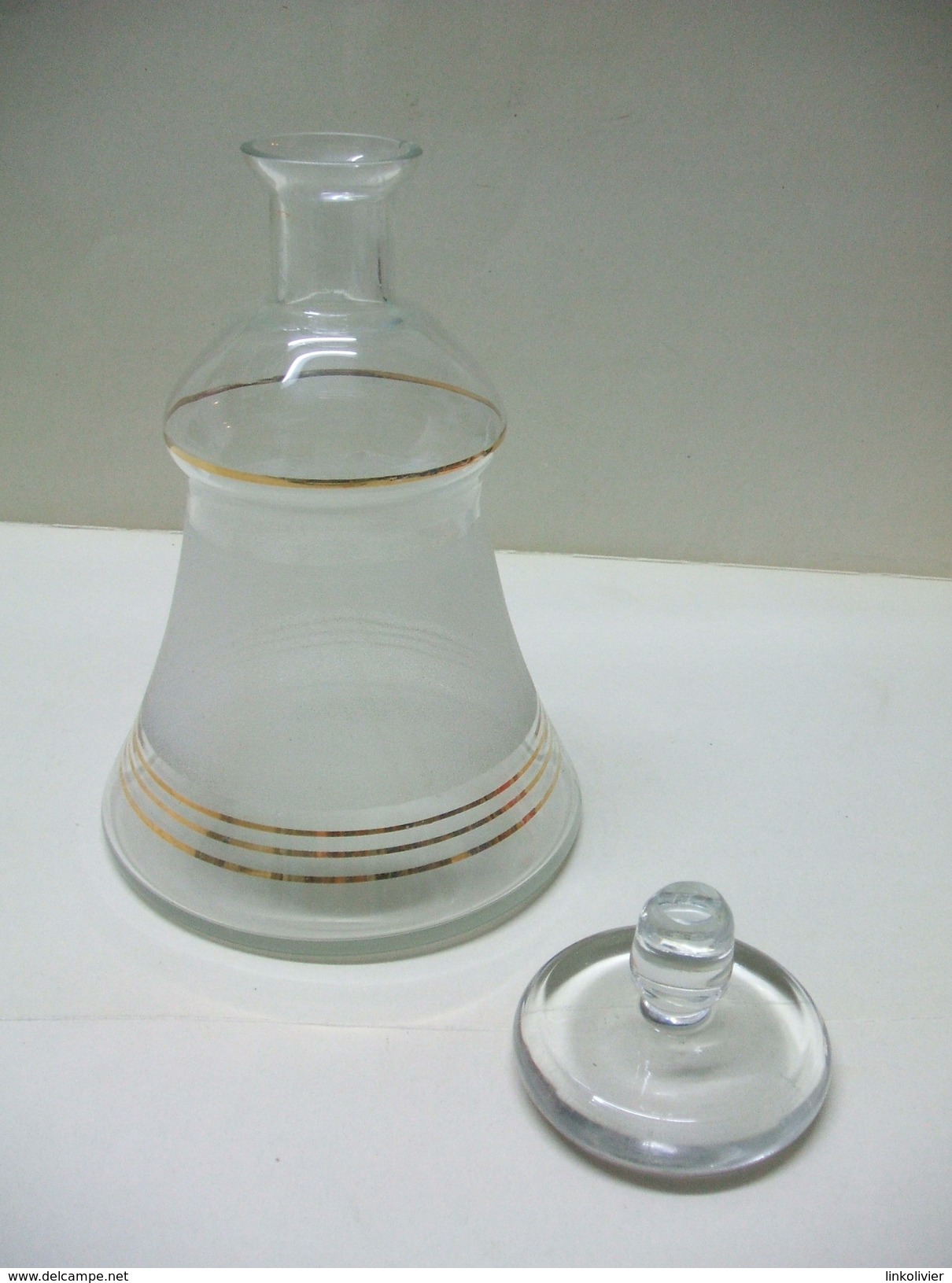 CARAFE à Vin En VERRE Forme Cloche Et Son Bouchon - Dorures, Verre Dépoli - Carafes