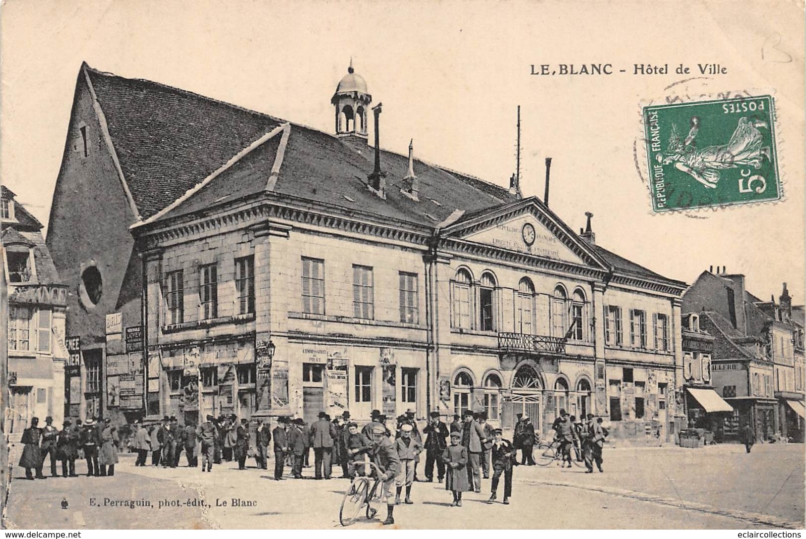 Le Blanc     36      Foule Devant L'Hôtel De Ville      (voir Scan) - Le Blanc