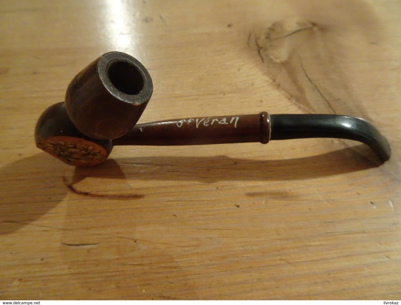 Pipe En Bois, Souvenir De Saint-Véran, Hautes Alpes, Edelweiss, Longueur : 11 Cm, Embout Plastique Noir, Très Bon état - Other & Unclassified