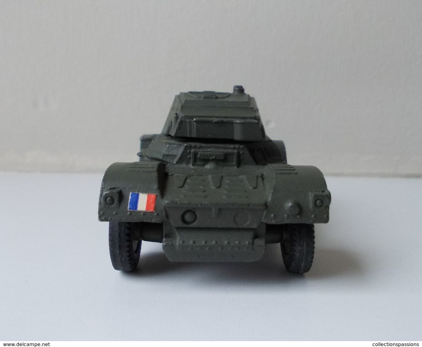 - Char - DAIMLER ARMOURED CAR - Dinky Toys - - Tanks